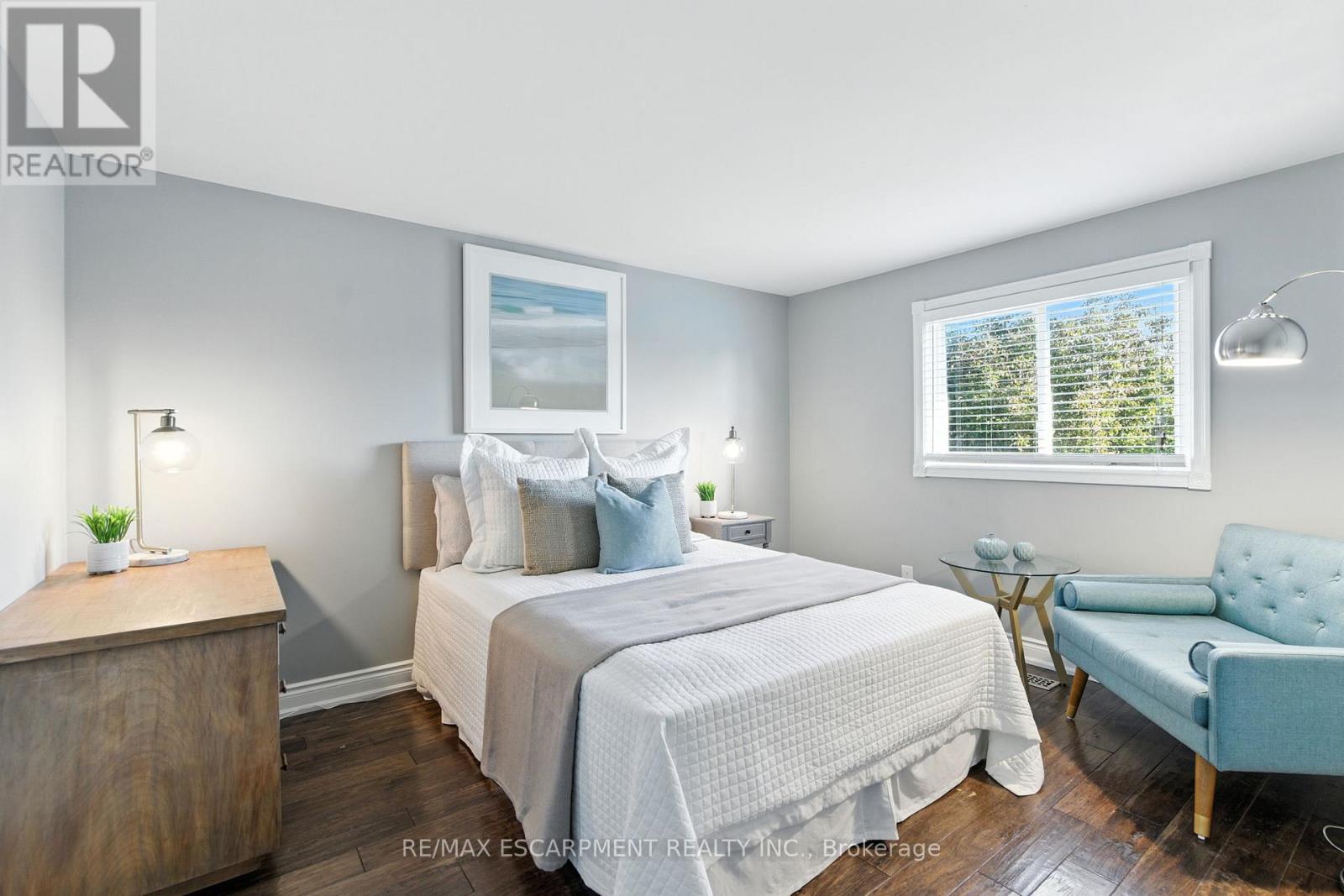 2041 Quail Valley Drive, Burlington, ON - Indoor Photo Showing Bedroom