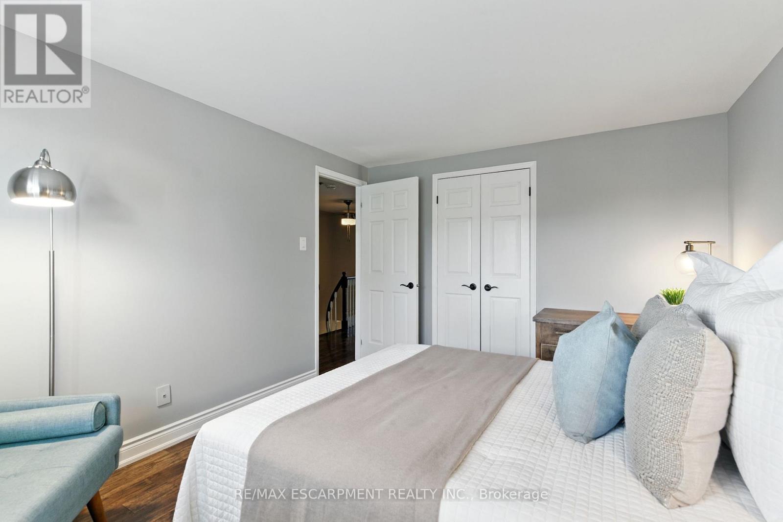 2041 Quail Valley Drive, Burlington, ON - Indoor Photo Showing Bedroom