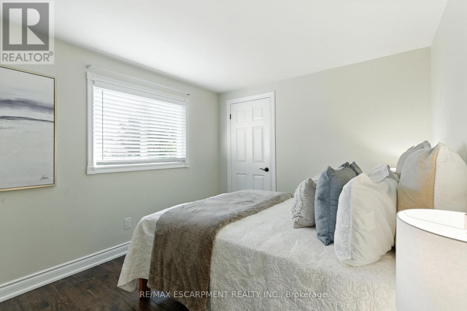 2041 Quail Valley Drive, Burlington, ON - Indoor Photo Showing Bedroom