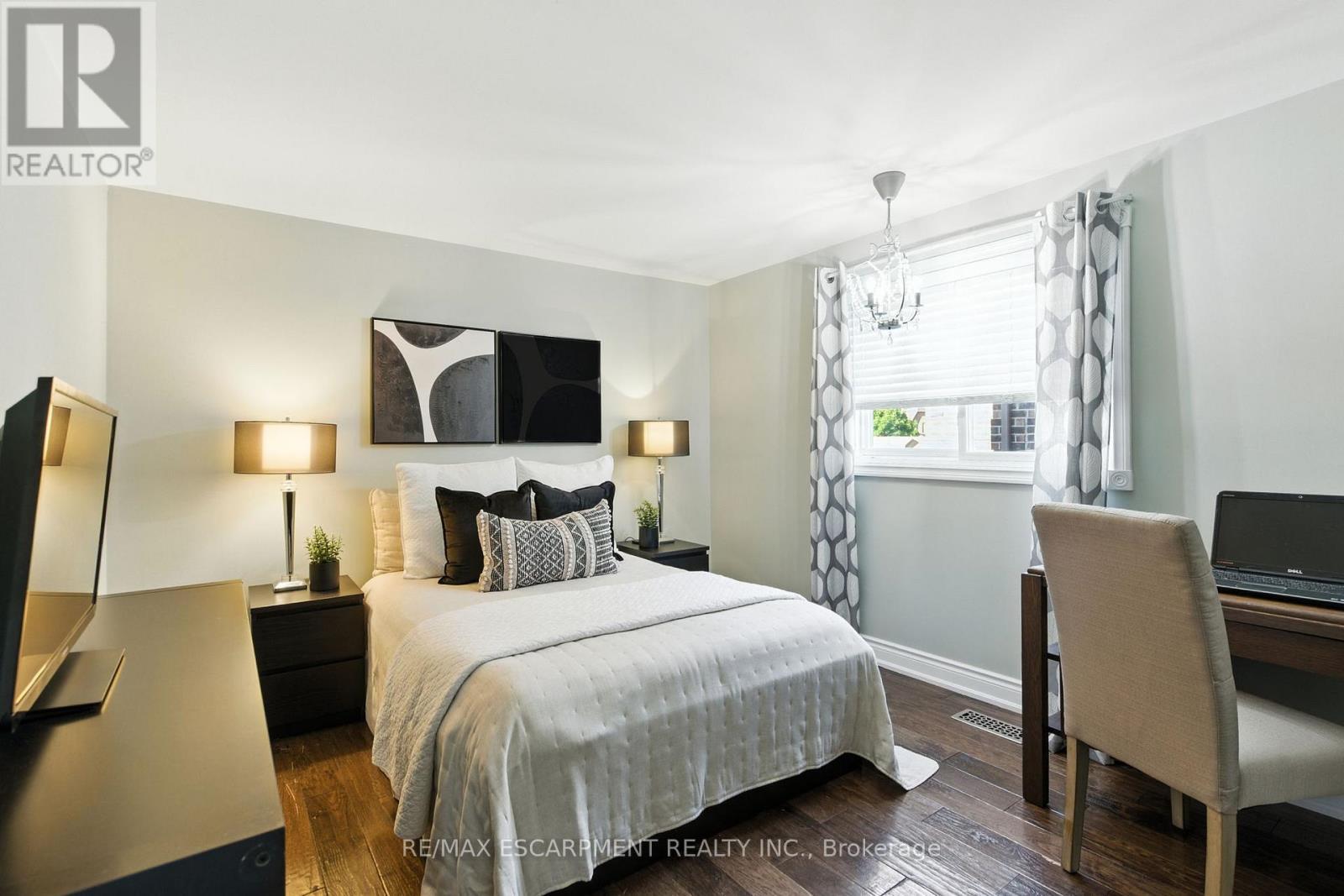 2041 Quail Valley Drive, Burlington, ON - Indoor Photo Showing Bedroom