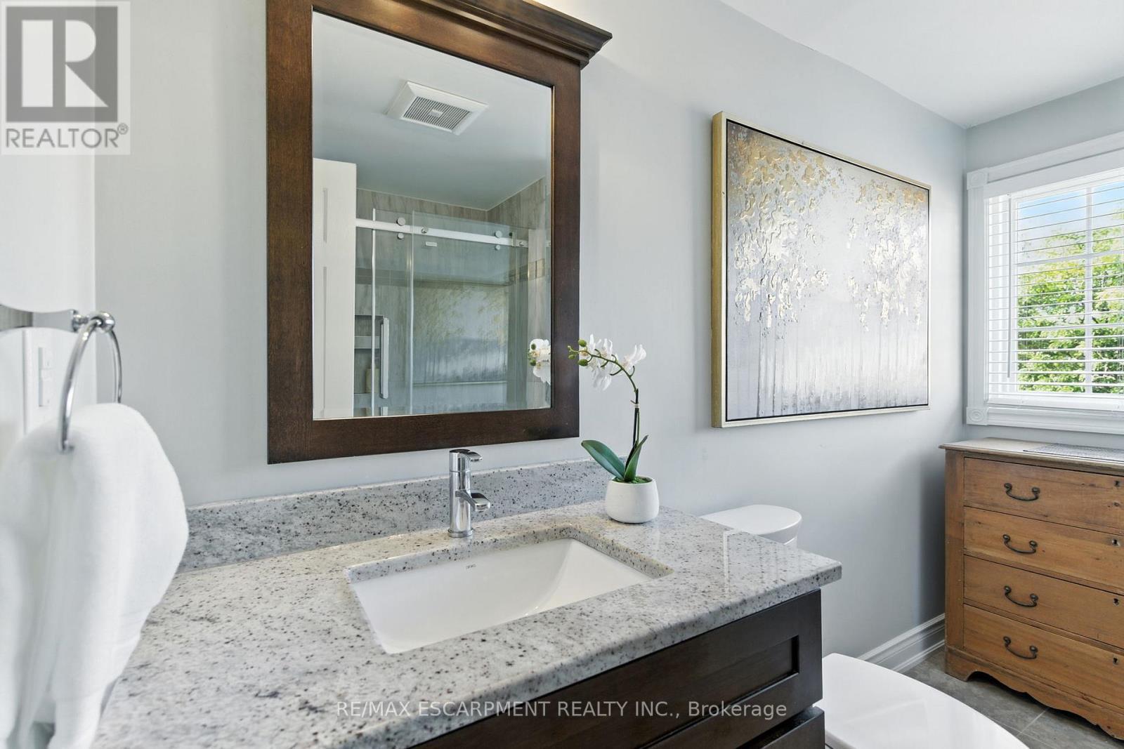 2041 Quail Valley Drive, Burlington, ON - Indoor Photo Showing Bathroom