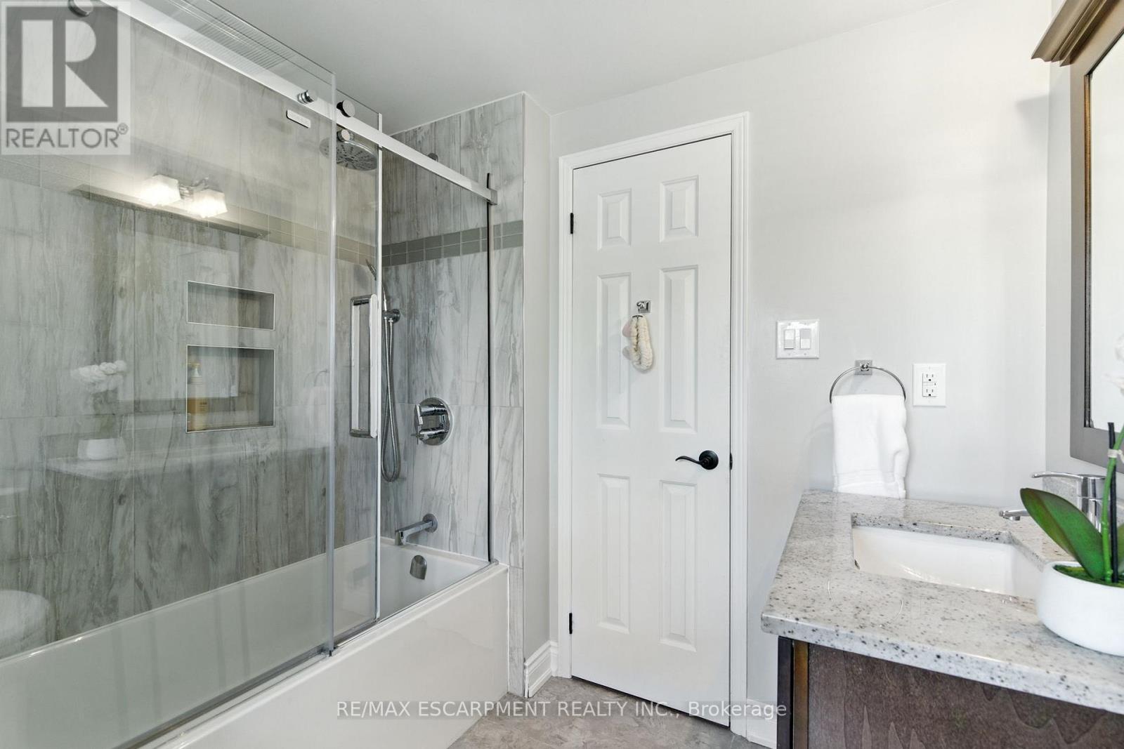 2041 Quail Valley Drive, Burlington, ON - Indoor Photo Showing Bathroom