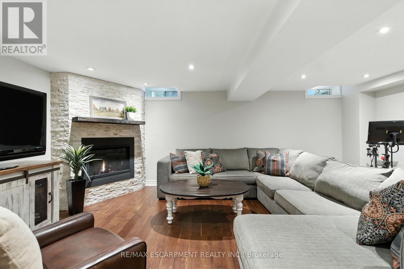 2041 Quail Valley Drive, Burlington, ON - Indoor With Fireplace