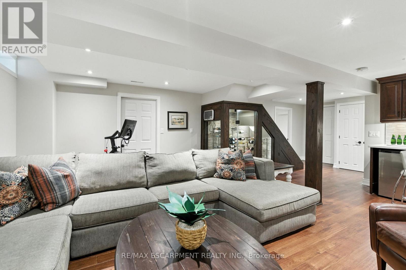 2041 Quail Valley Drive, Burlington, ON - Indoor Photo Showing Living Room
