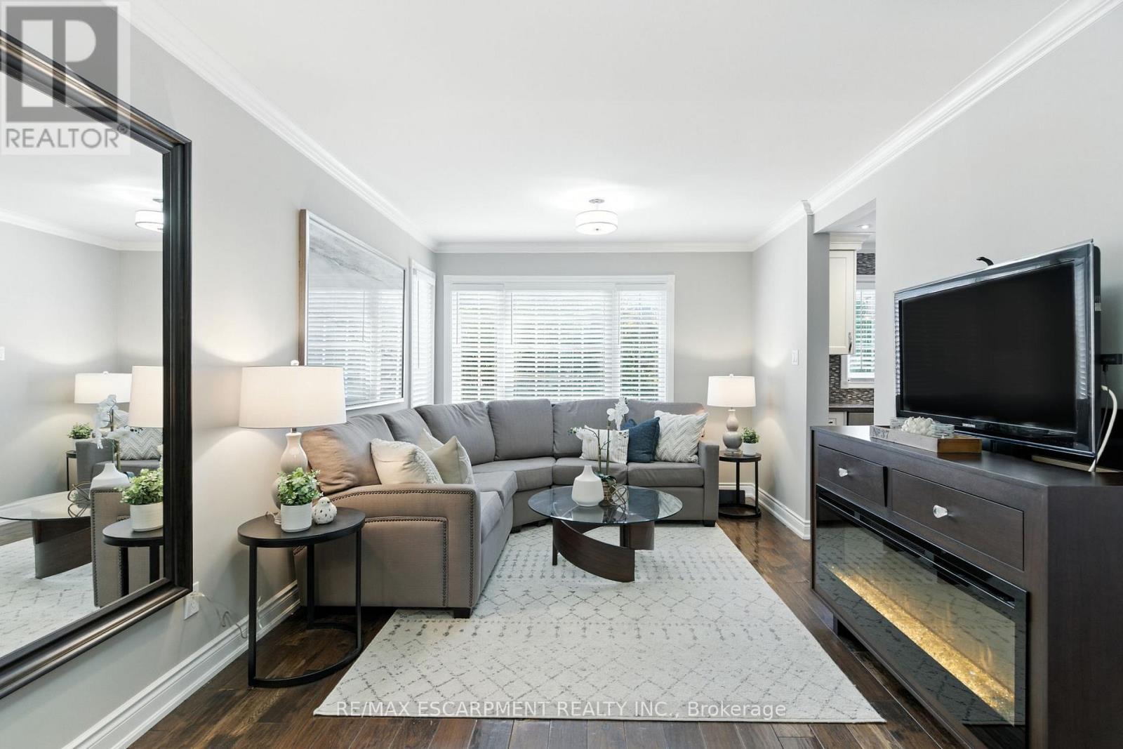 2041 Quail Valley Drive, Burlington, ON - Indoor Photo Showing Living Room
