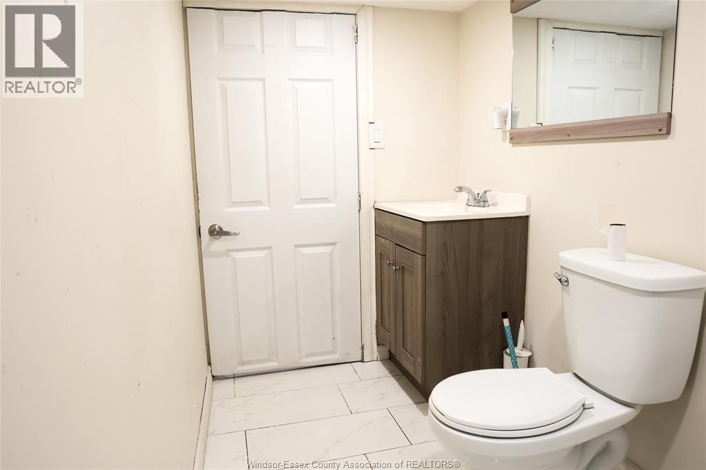1025 Curry Avenue, Windsor, ON - Indoor Photo Showing Bathroom
