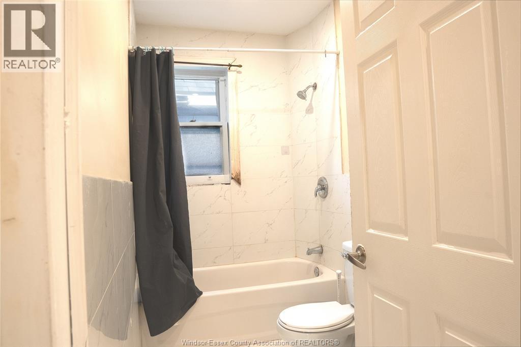 1025 Curry Avenue, Windsor, ON - Indoor Photo Showing Bathroom
