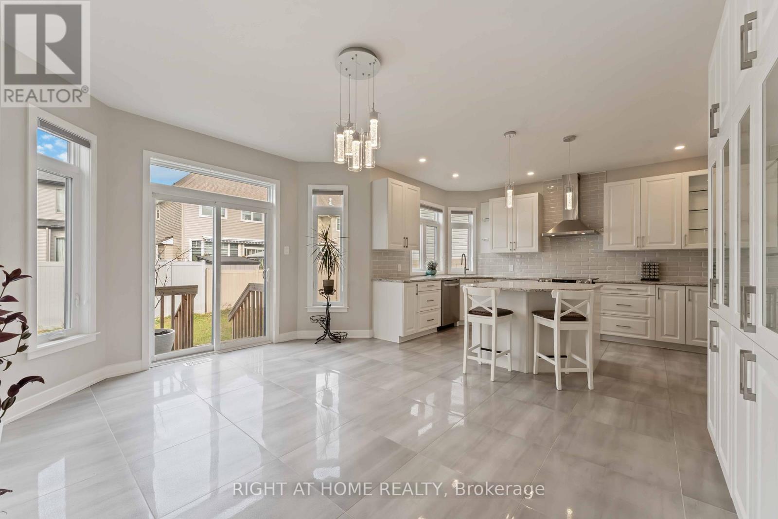 203 Osterley Way, Ottawa, ON - Indoor Photo Showing Kitchen With Upgraded Kitchen