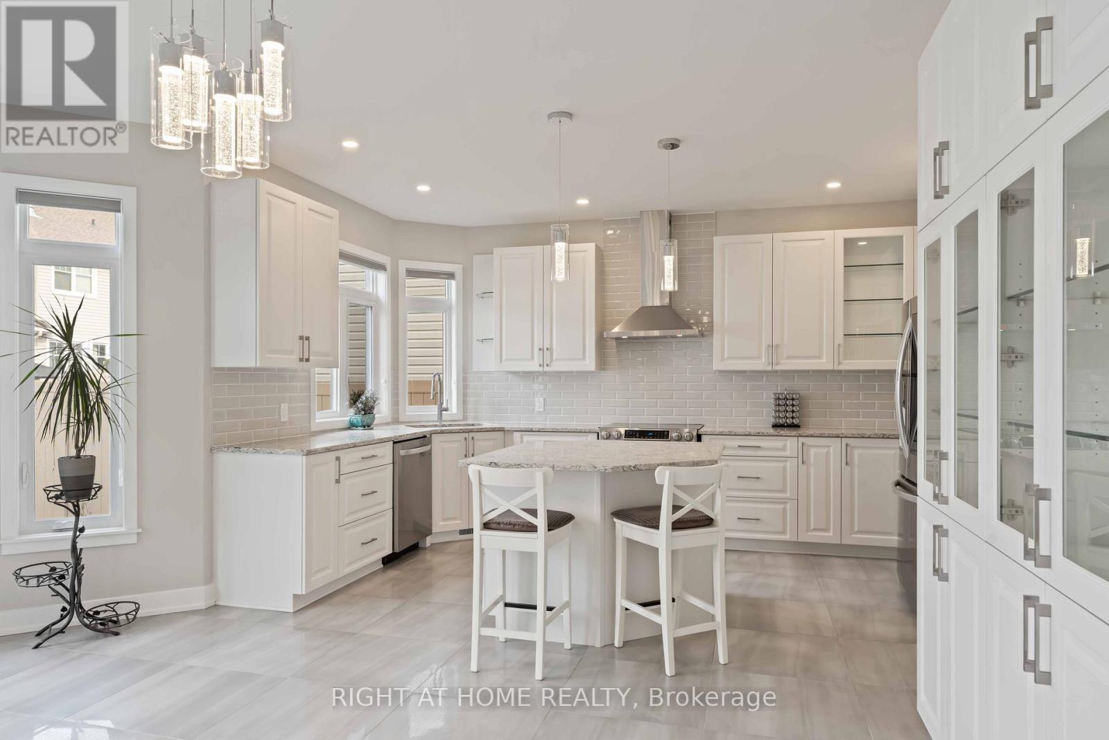203 Osterley Way, Ottawa, ON - Indoor Photo Showing Kitchen With Upgraded Kitchen