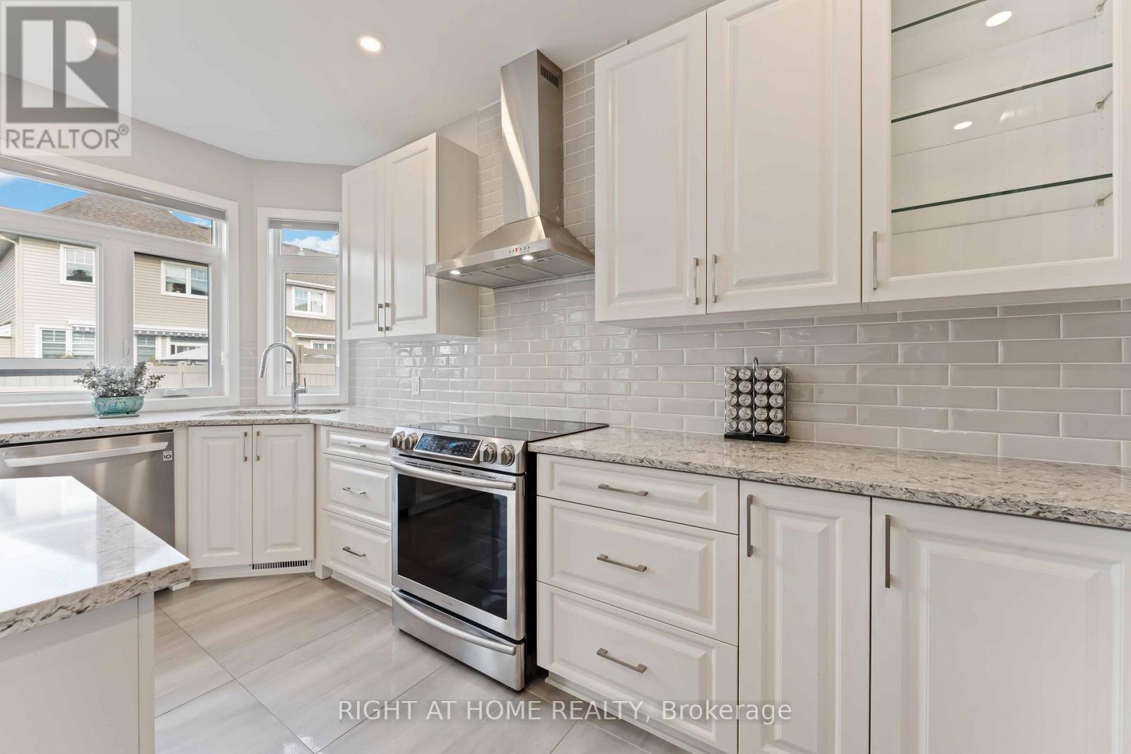 203 Osterley Way, Ottawa, ON - Indoor Photo Showing Kitchen With Upgraded Kitchen