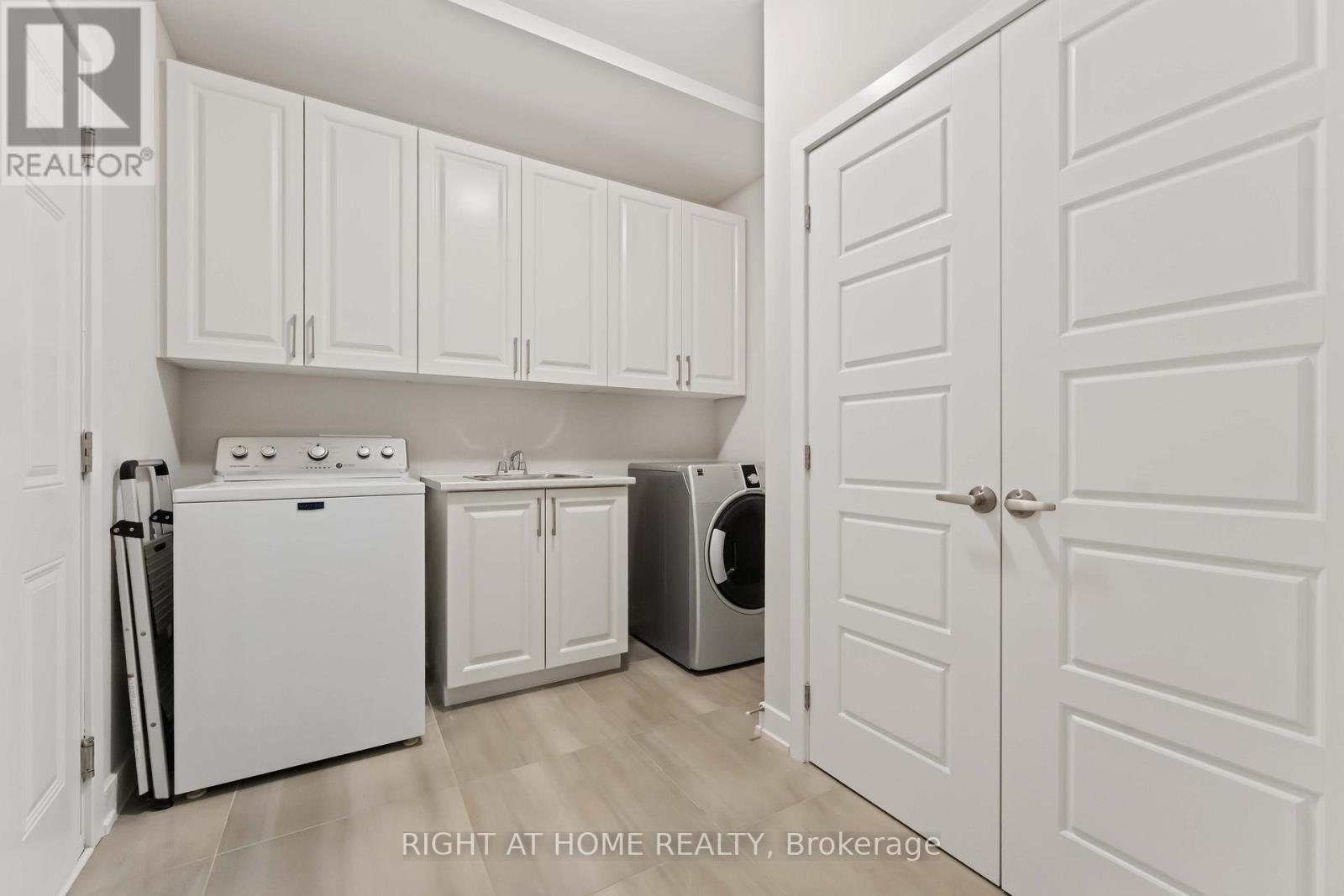 203 Osterley Way, Ottawa, ON - Indoor Photo Showing Laundry Room