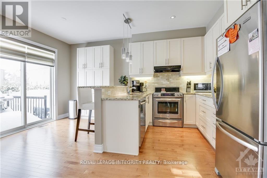 307 Meadowbreeze Drive, Ottawa, ON - Indoor Photo Showing Kitchen With Stainless Steel Kitchen With Upgraded Kitchen