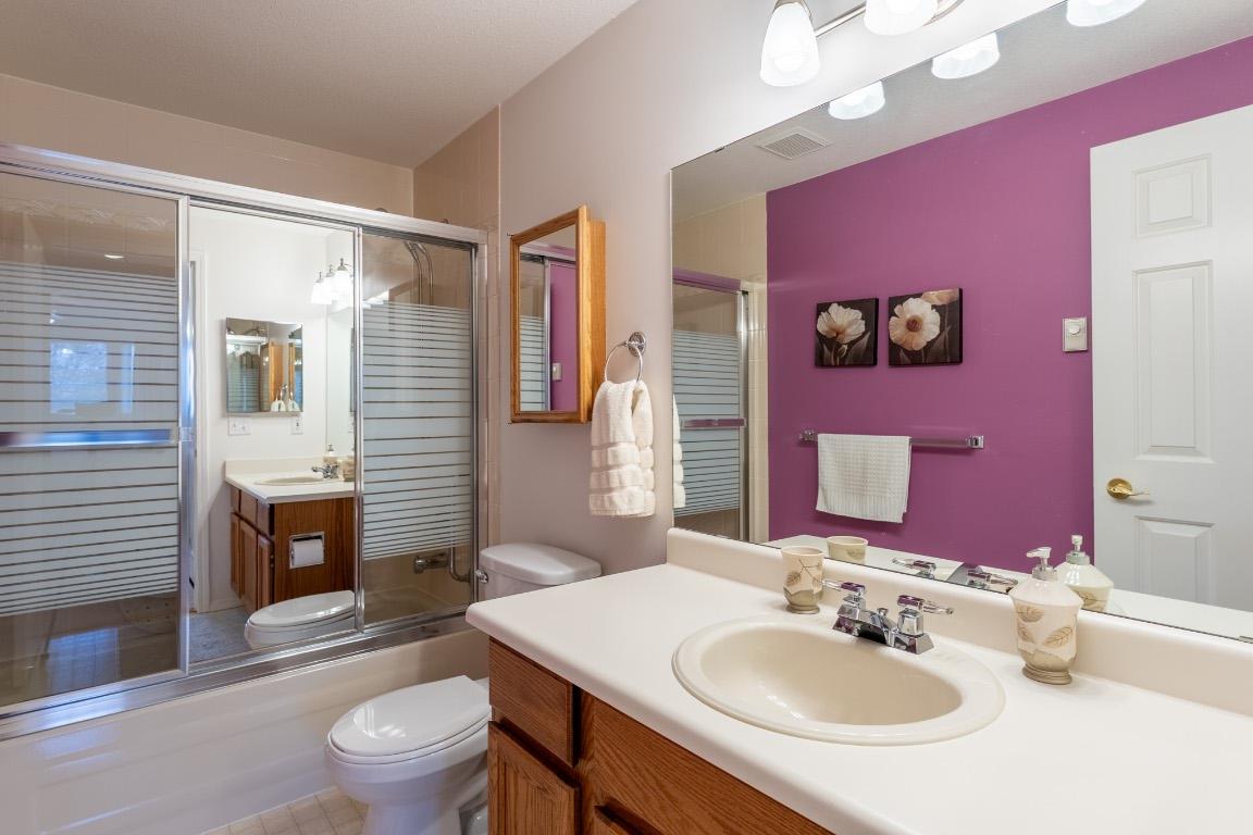 208-1329 Klo Road, Kelowna, BC - Indoor Photo Showing Bathroom