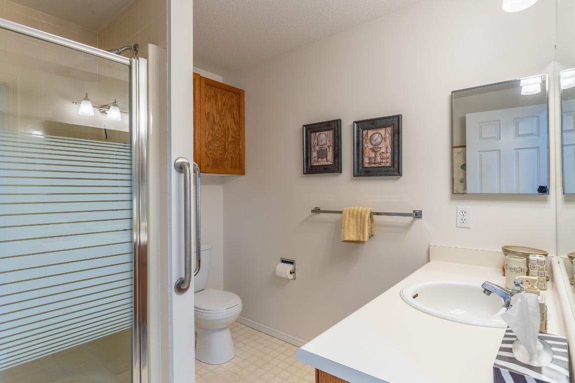 208-1329 Klo Road, Kelowna, BC - Indoor Photo Showing Bathroom