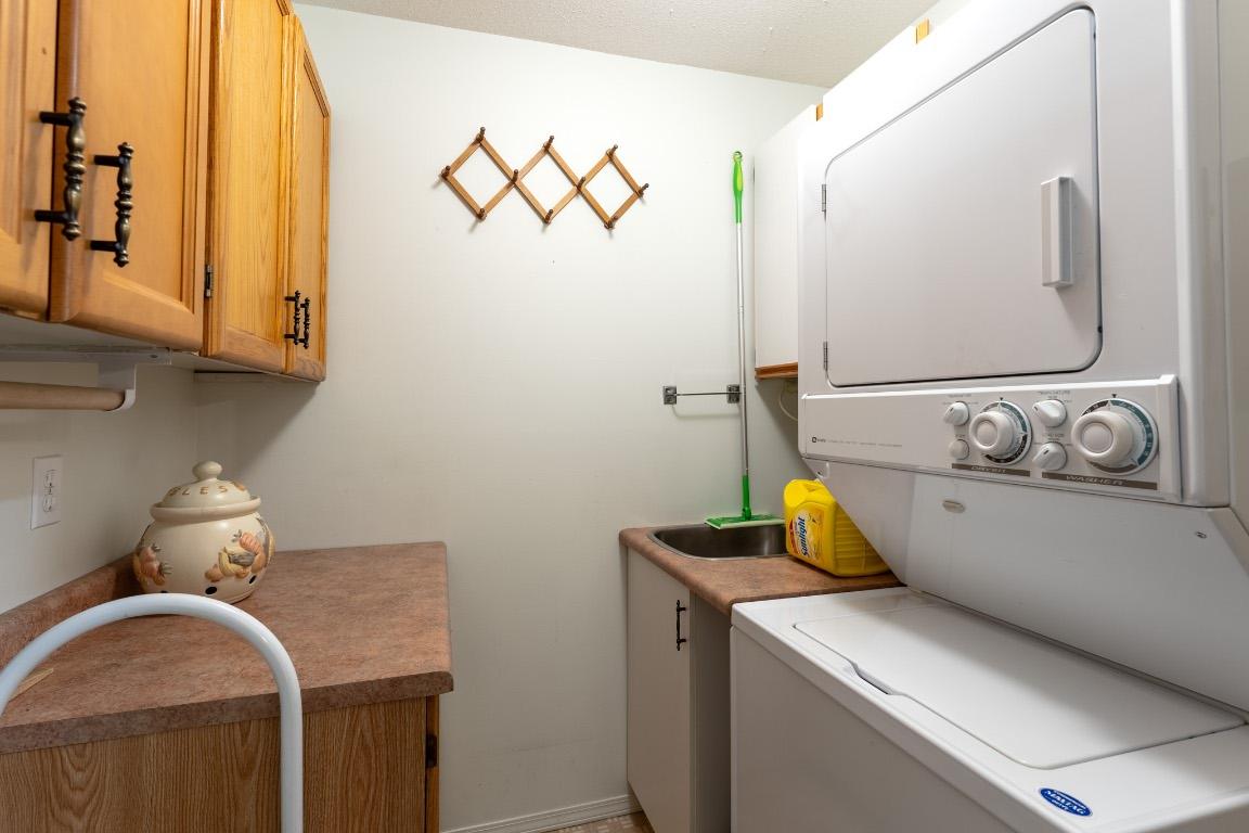 208-1329 Klo Road, Kelowna, BC - Indoor Photo Showing Laundry Room