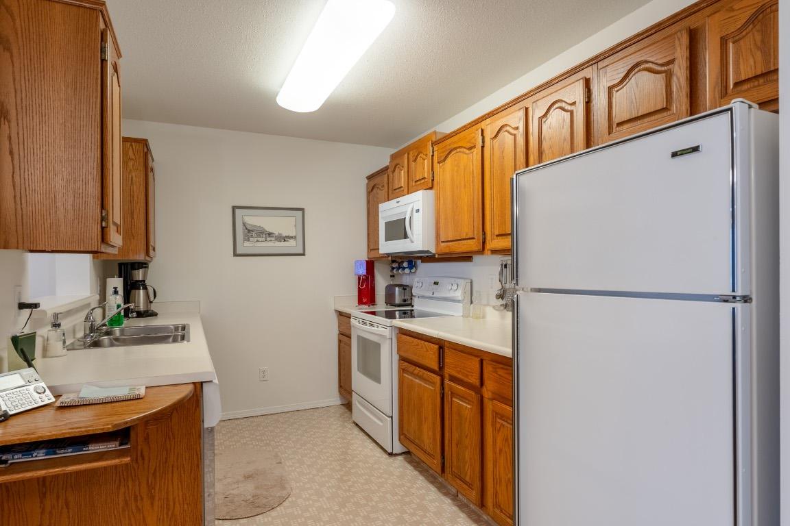 208-1329 Klo Road, Kelowna, BC - Indoor Photo Showing Kitchen With Double Sink