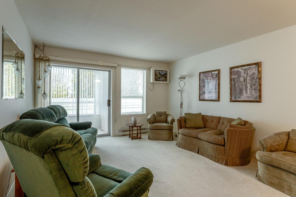 208-1329 Klo Road, Kelowna, BC - Indoor Photo Showing Living Room