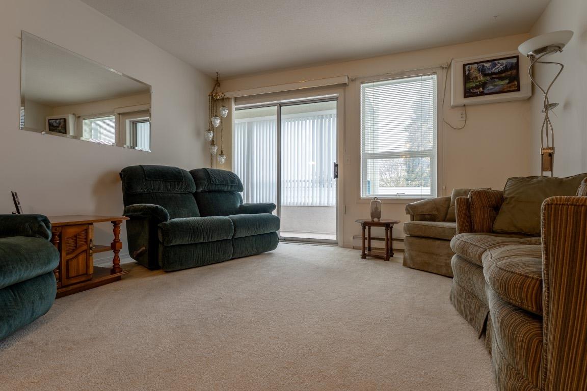 208-1329 Klo Road, Kelowna, BC - Indoor Photo Showing Living Room