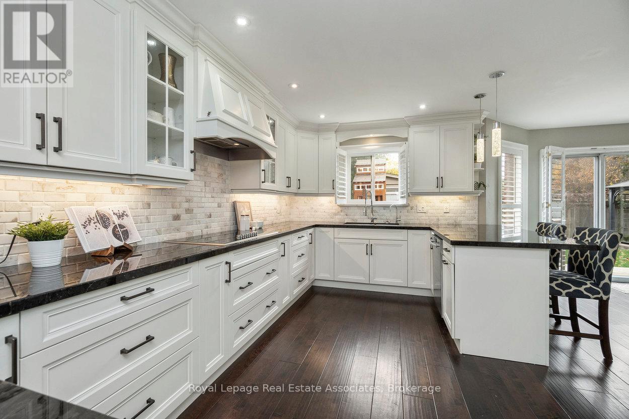 11 Craig Crescent, Halton Hills, ON - Indoor Photo Showing Kitchen With Upgraded Kitchen