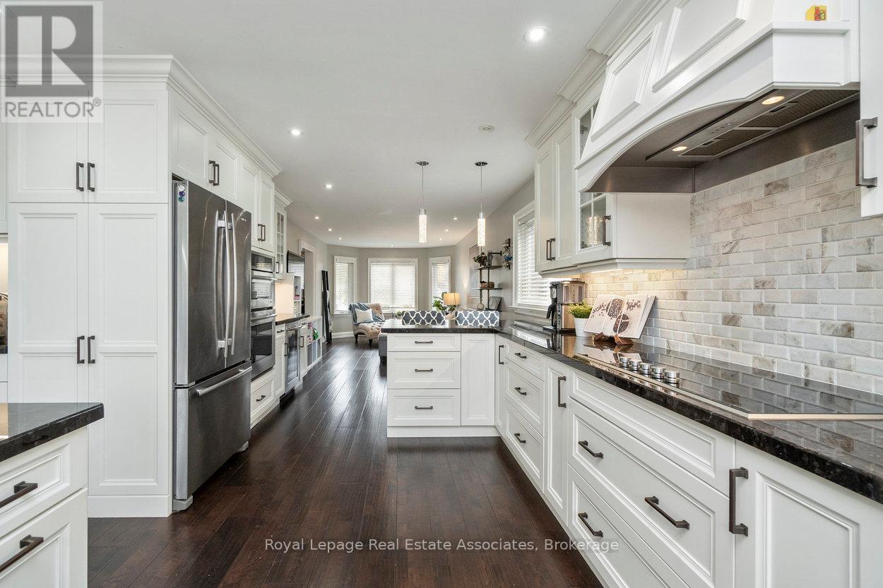 11 Craig Crescent, Halton Hills, ON - Indoor Photo Showing Kitchen With Upgraded Kitchen