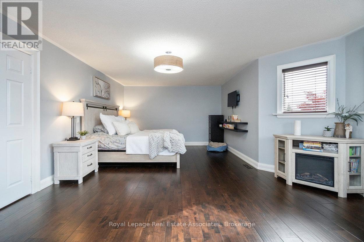 11 Craig Crescent, Halton Hills, ON - Indoor Photo Showing Bedroom