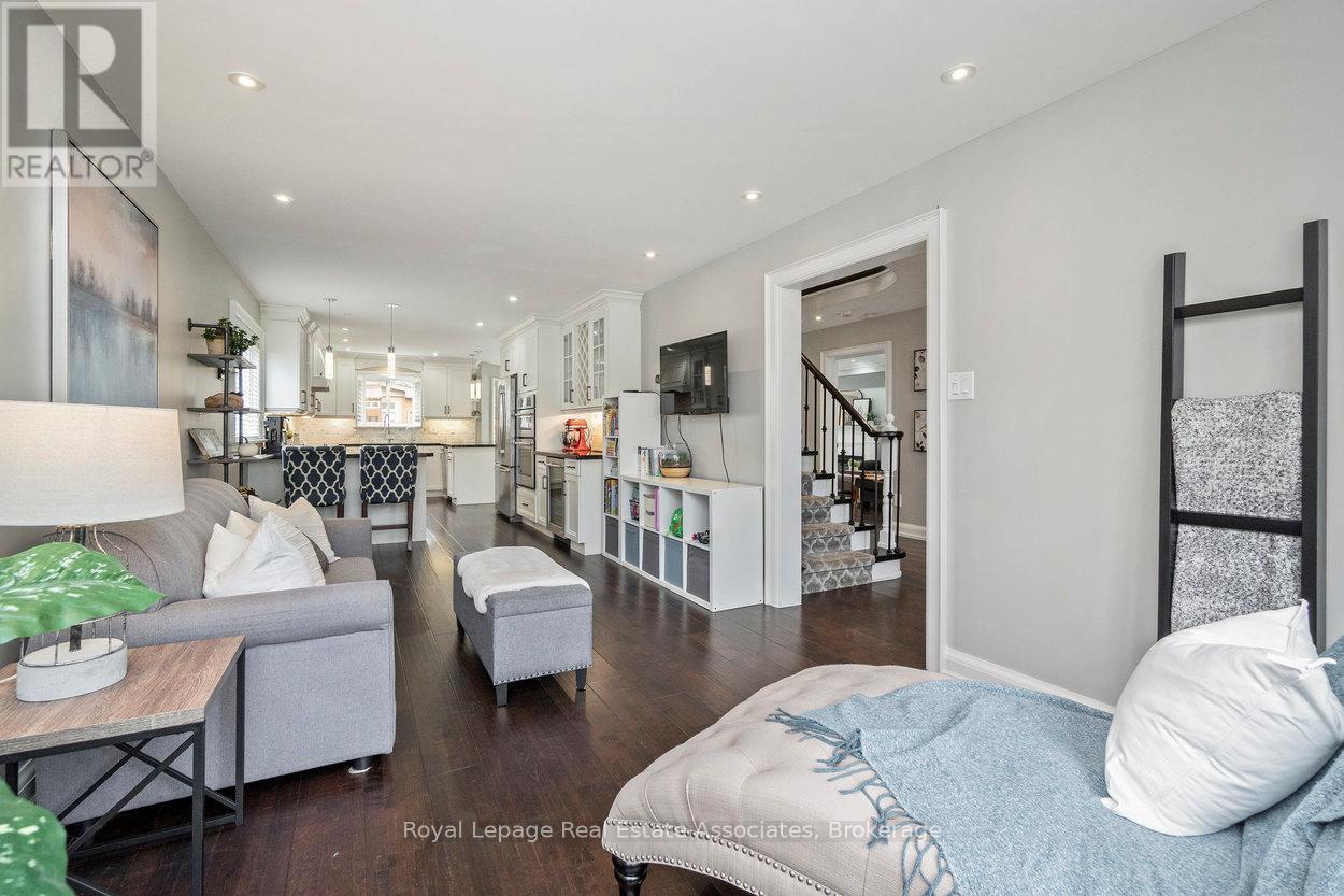 11 Craig Crescent, Halton Hills, ON - Indoor Photo Showing Living Room