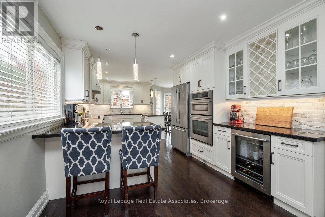 11 Craig Crescent, Halton Hills, ON - Indoor Photo Showing Kitchen With Upgraded Kitchen