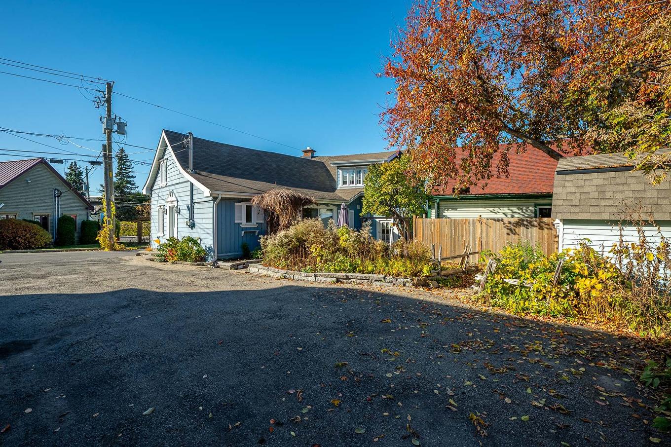 Parking - 156 - 156A Boul. Ste-Rose, Laval (Sainte-Rose), QC - Outdoor