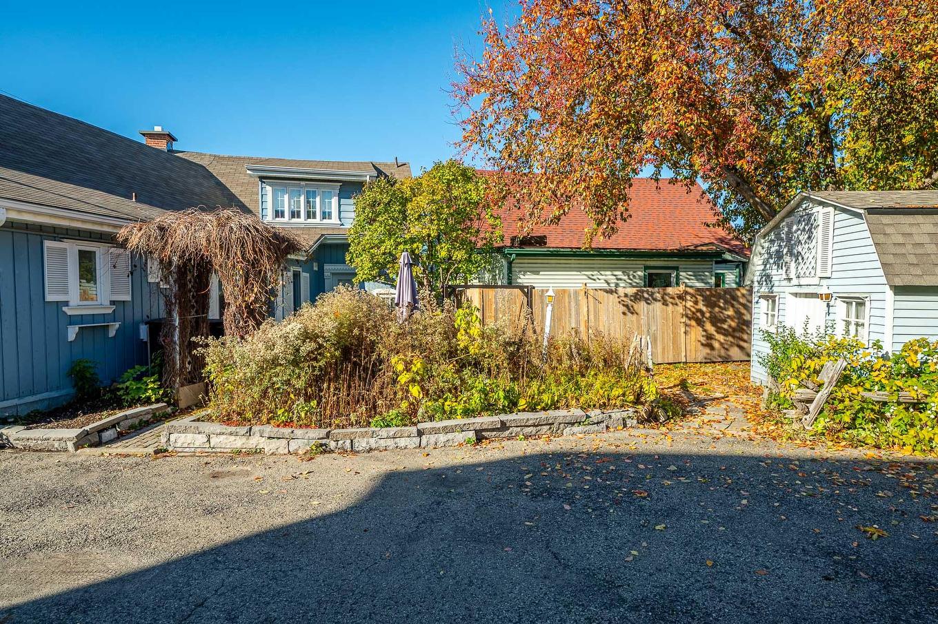 Parking - 156 - 156A Boul. Ste-Rose, Laval (Sainte-Rose), QC - Outdoor