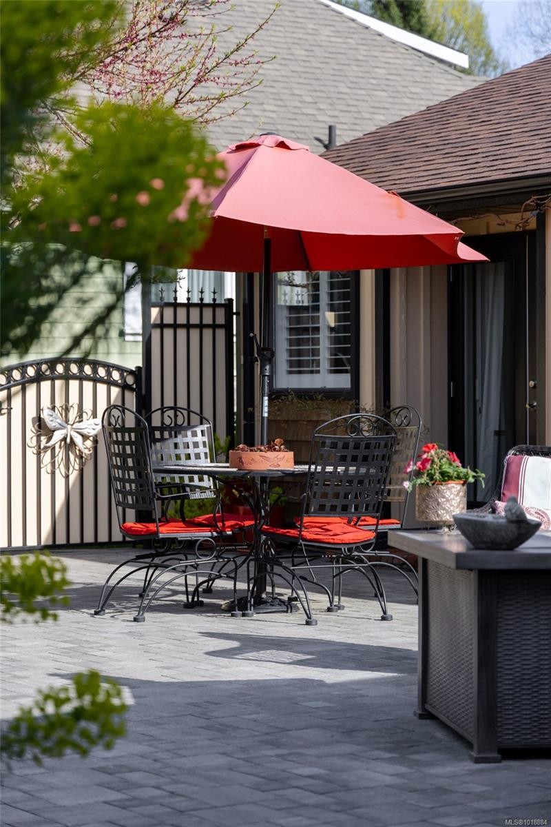 10807 Madrona Dr, North Saanich, BC