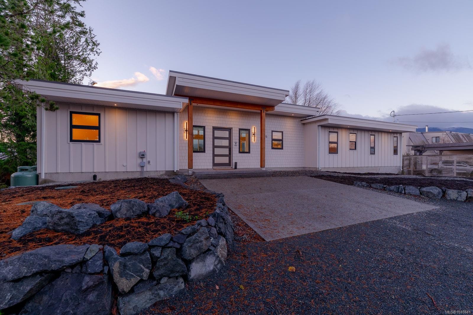 5496 Deep Bay Dr, Bowser, BC