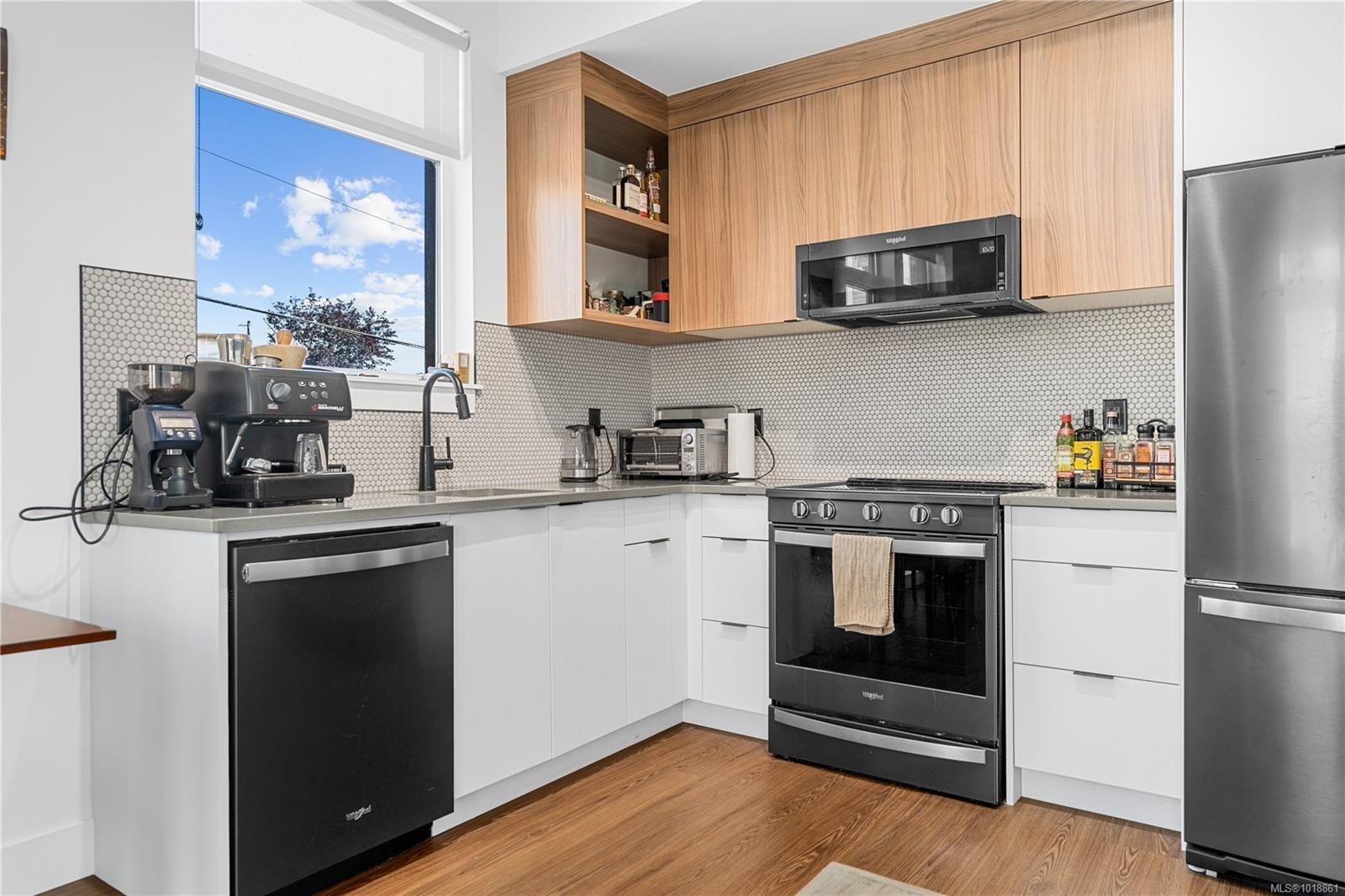 201-515 Chatham St, Victoria, BC - Indoor Photo Showing Kitchen With Upgraded Kitchen