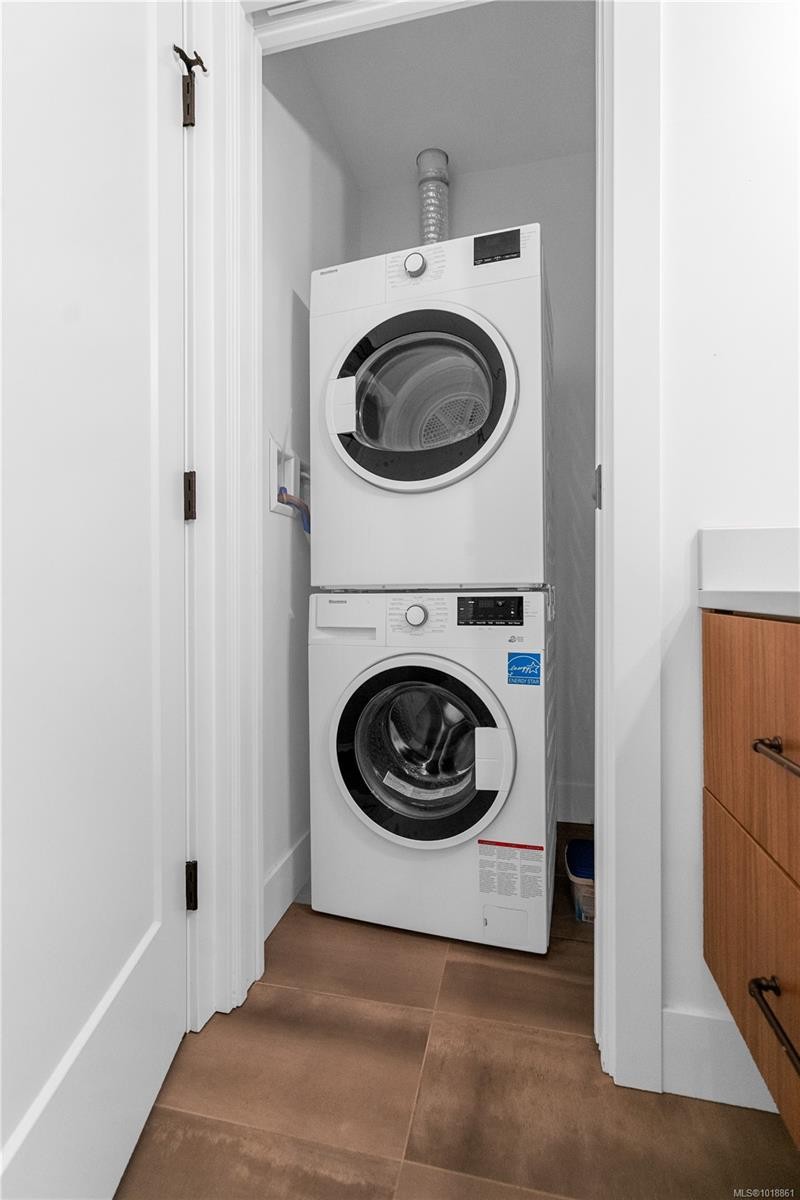 201-515 Chatham St, Victoria, BC - Indoor Photo Showing Laundry Room