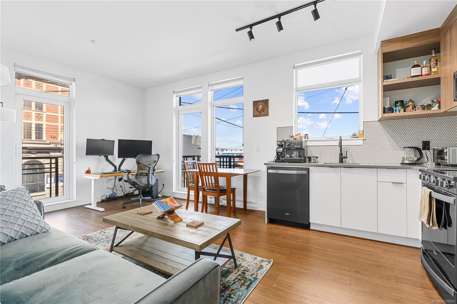 201-515 Chatham St, Victoria, BC - Indoor Photo Showing Living Room
