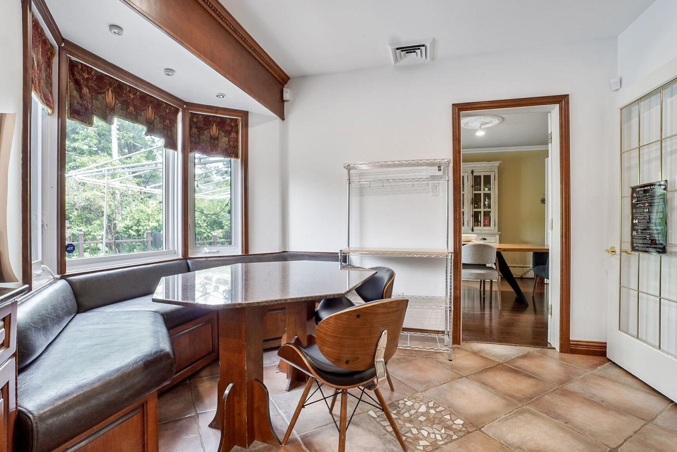 Dinette - 425 Av. Lockhart, Mont-Royal, QC - Indoor