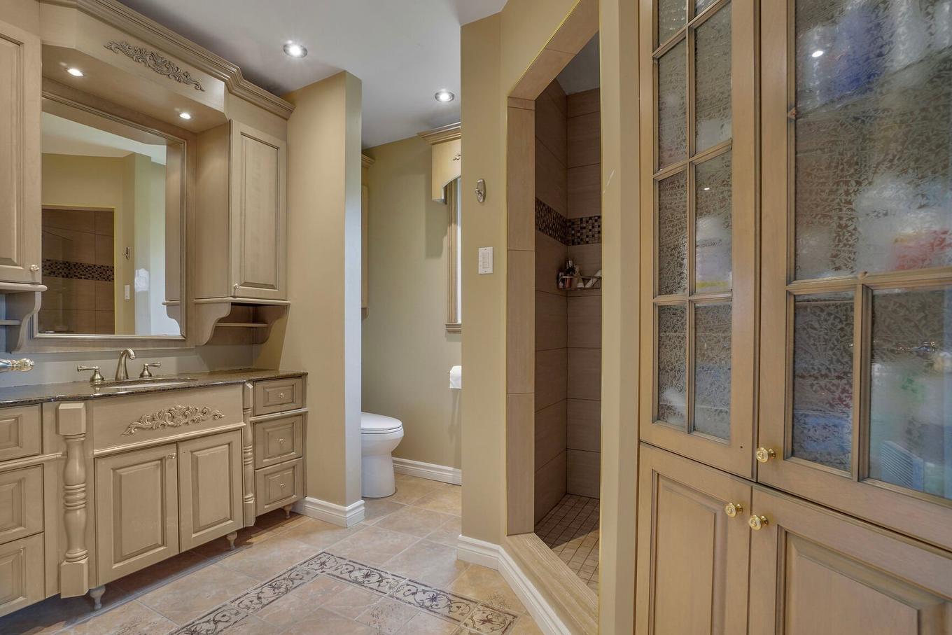 Bathroom - 425 Av. Lockhart, Mont-Royal, QC - Indoor Photo Showing Bathroom