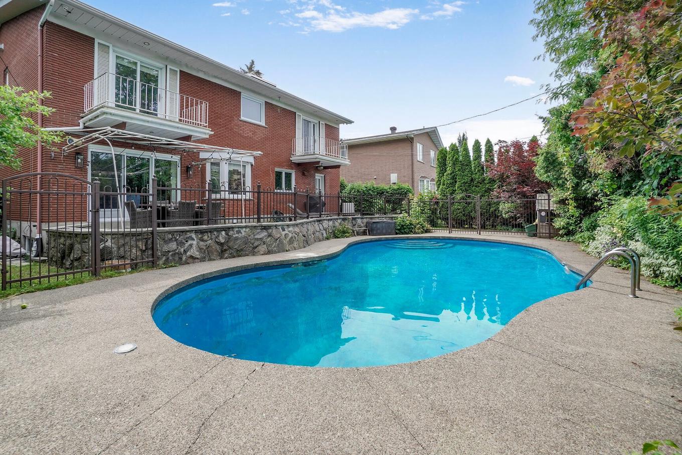 Back facade - 425 Av. Lockhart, Mont-Royal, QC - Outdoor With In Ground Pool