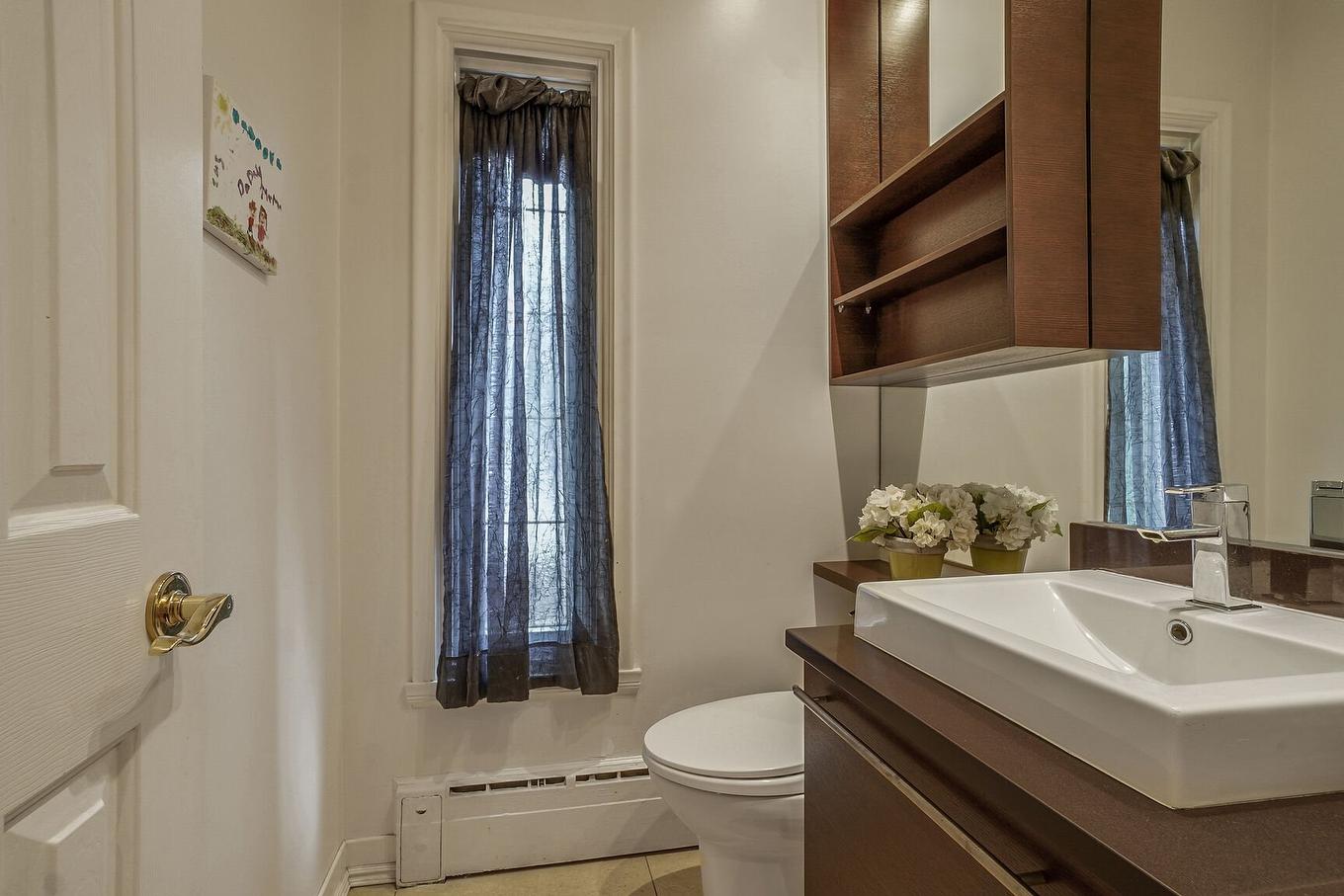 Powder room - 425 Av. Lockhart, Mont-Royal, QC - Indoor Photo Showing Bathroom