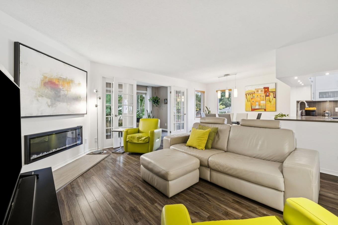 Overall view - 6-18 Rue De L'Épervier, Gatineau (Hull), QC - Indoor Photo Showing Living Room With Fireplace