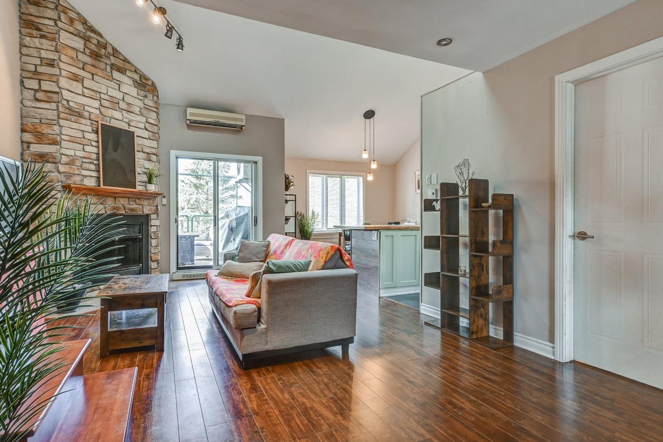 Living room - 409-9 Rue St-Léandre, Saint-Jérôme, QC - Indoor Photo Showing Living Room With Fireplace
