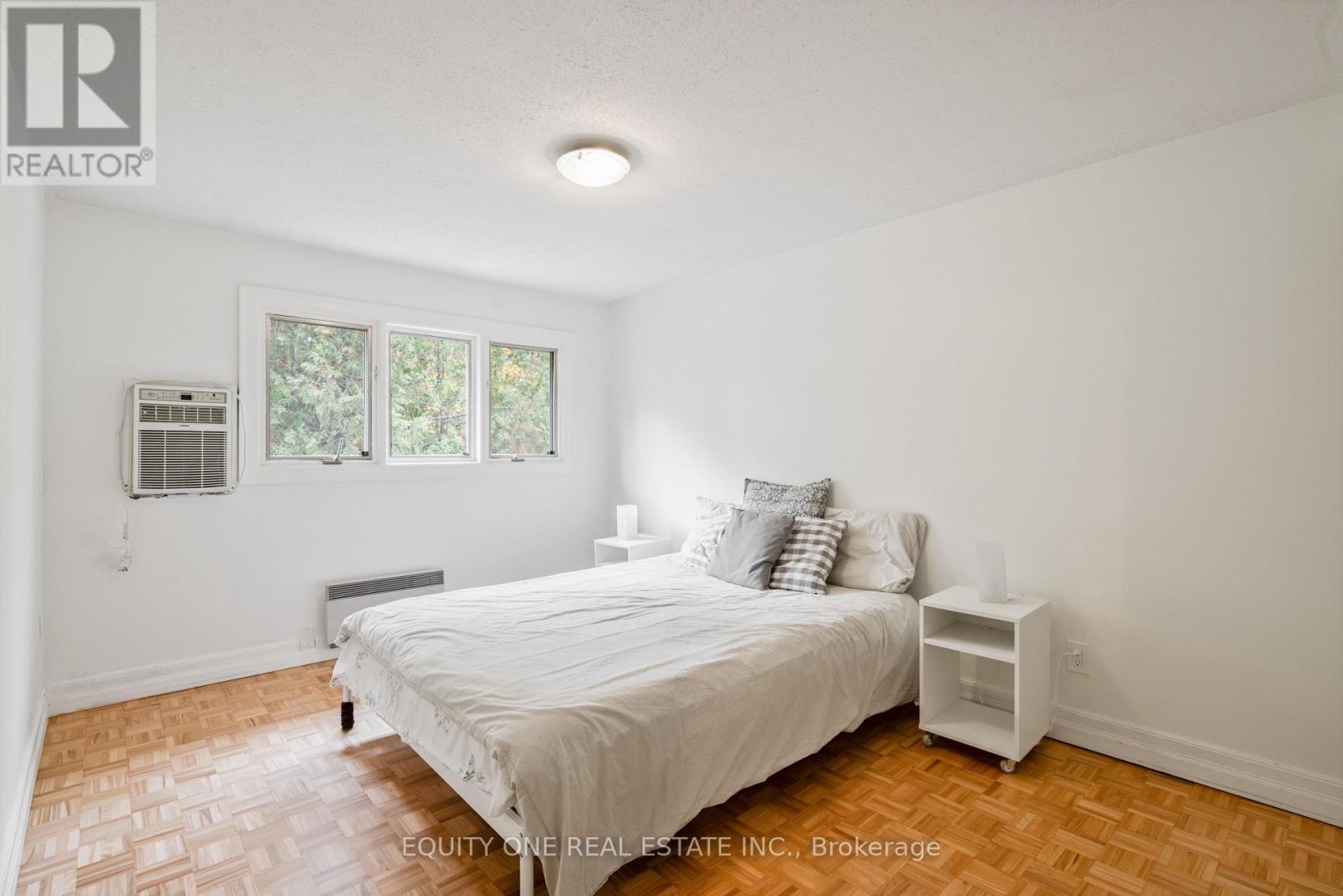73 Hobart Crescent, Ottawa, ON - Indoor Photo Showing Bedroom