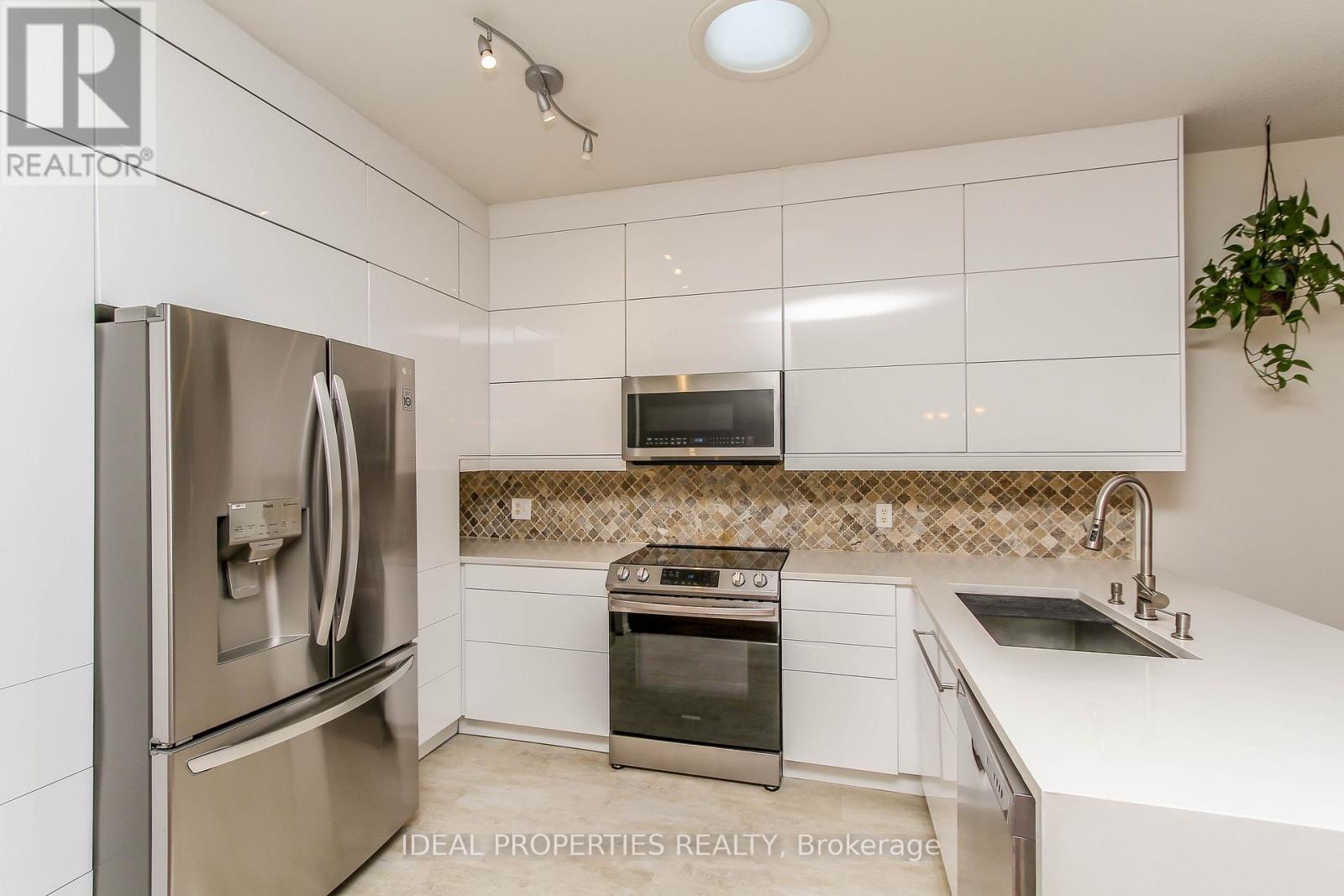 A - 19 Castle Glen Crescent, Ottawa, ON - Indoor Photo Showing Kitchen With Upgraded Kitchen