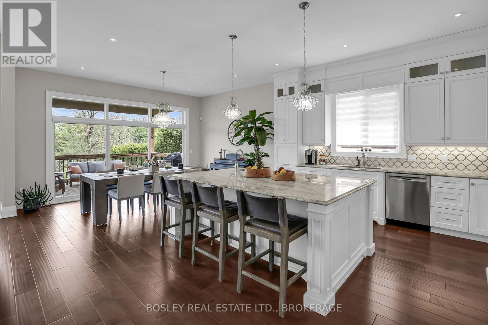 Oversized Island, Dining Rm and walkout to deck - 32 Philmori Boulevard, Pelham (Fonthill), ON - Indoor