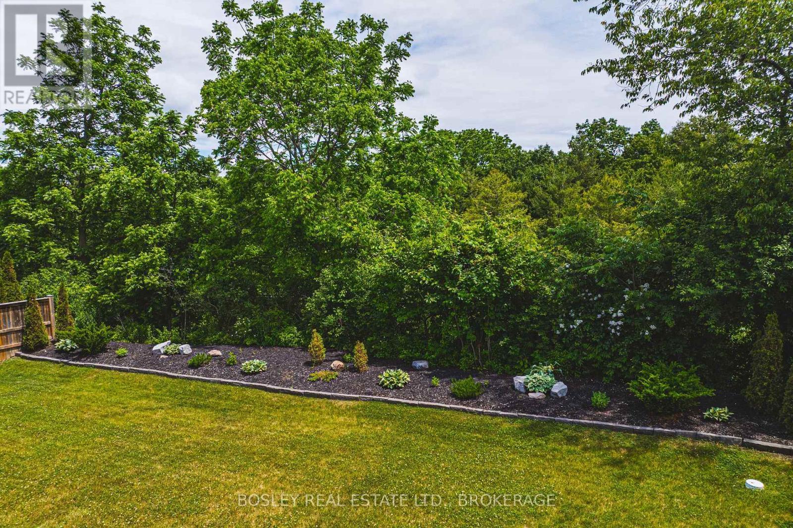 Private backyard with no rear neighbours - 32 Philmori Boulevard, Pelham (Fonthill), ON - Outdoor