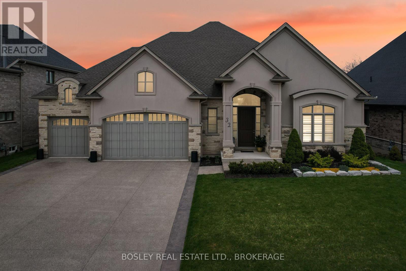 3 Car Garage and 6 Car parking on the driveway - 32 Philmori Boulevard, Pelham (Fonthill), ON - Outdoor With Facade