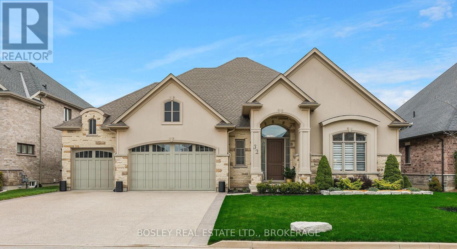 An elegant bungalow with great curb appeal - 32 Philmori Boulevard, Pelham (Fonthill), ON - Outdoor With Facade