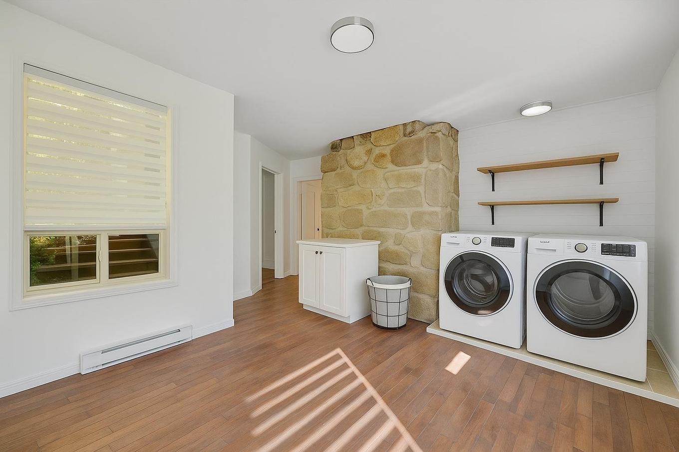 Salle de lavage - 305 Ch. Du Tour-Du-Lac, Sainte-Agathe-Des-Monts, QC - Indoor Photo Showing Laundry Room