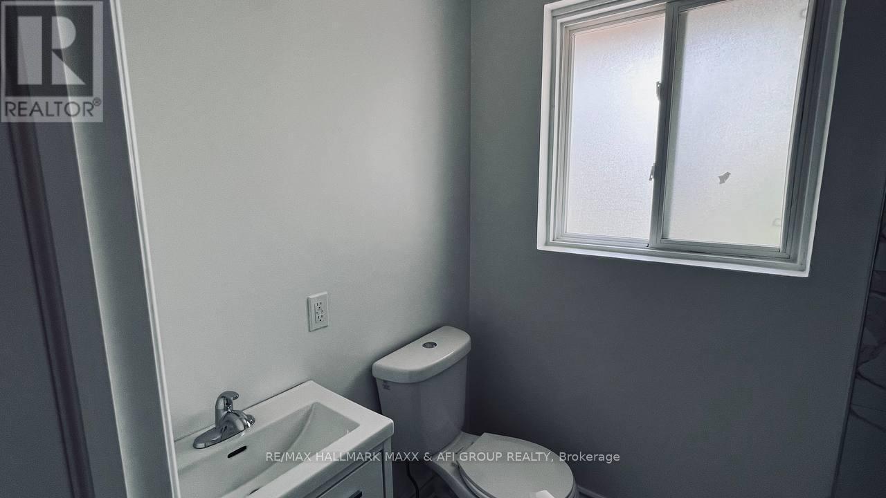 Unit A - 82 Sanford Street, Barrie, ON - Indoor Photo Showing Bathroom