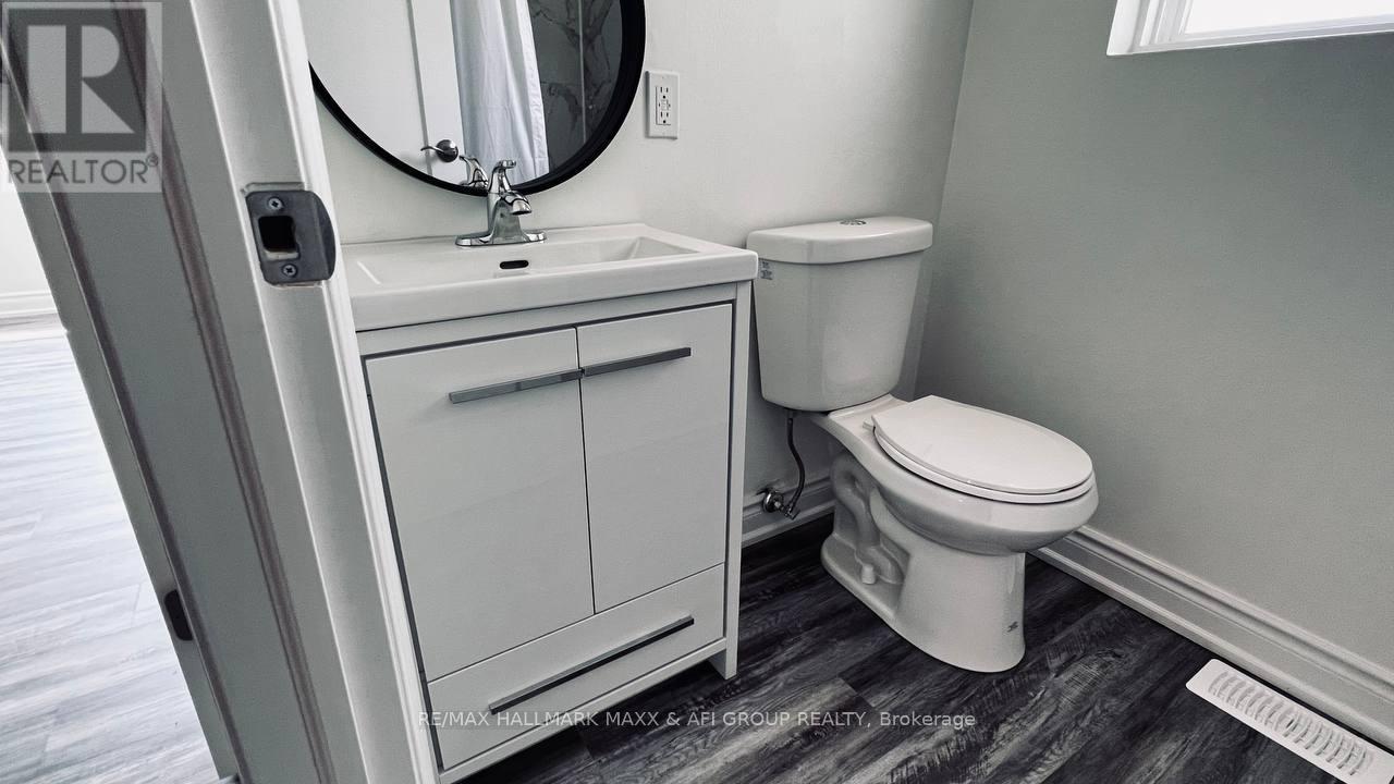 Unit A - 82 Sanford Street, Barrie, ON - Indoor Photo Showing Bathroom