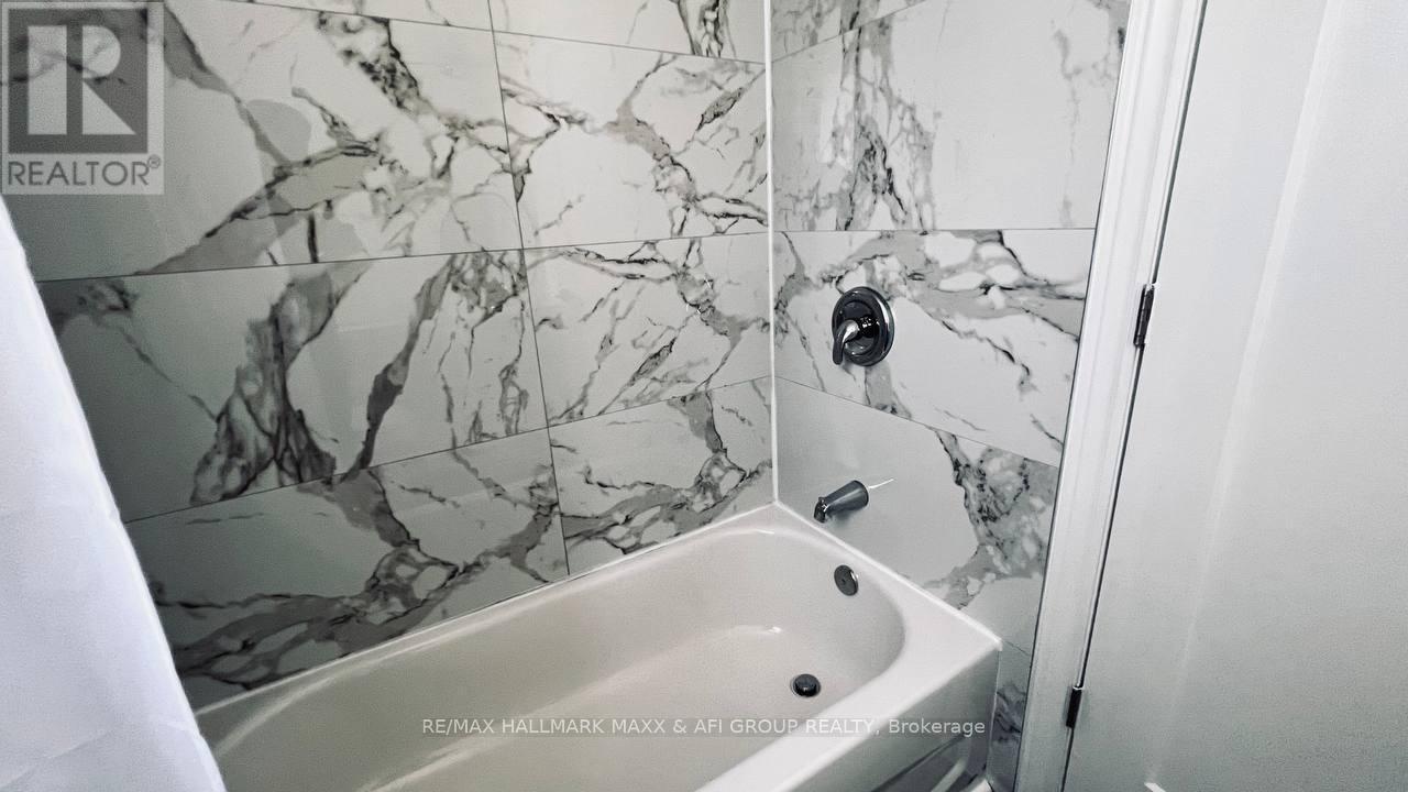 Unit A - 82 Sanford Street, Barrie, ON - Indoor Photo Showing Bathroom